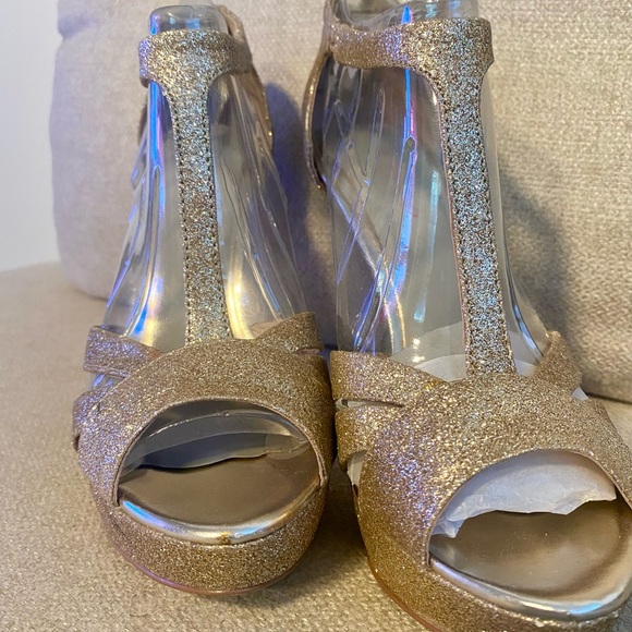 Steve Madden Haylow Gold Glitter Spike Heels - Picture 3 of 9